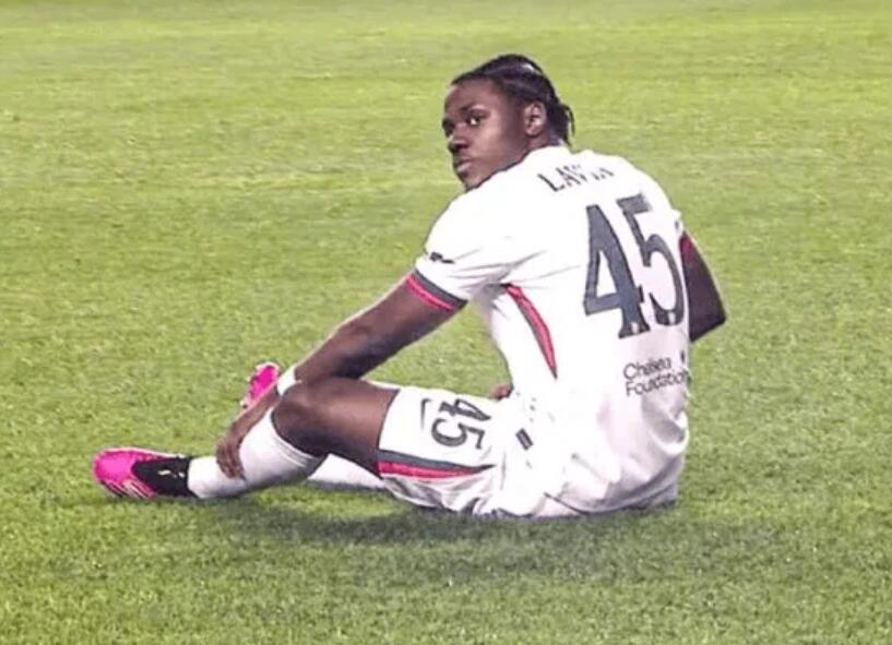 包括BBC记者金塞拉等多位切尔西跟队记者的消息，比利时中场拉维亚将因股四头肌受伤