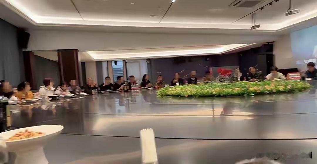 近日，有浙江网友通过社交平台发布一段视频称，他们公司在一家餐厅举行年末聚餐，餐桌