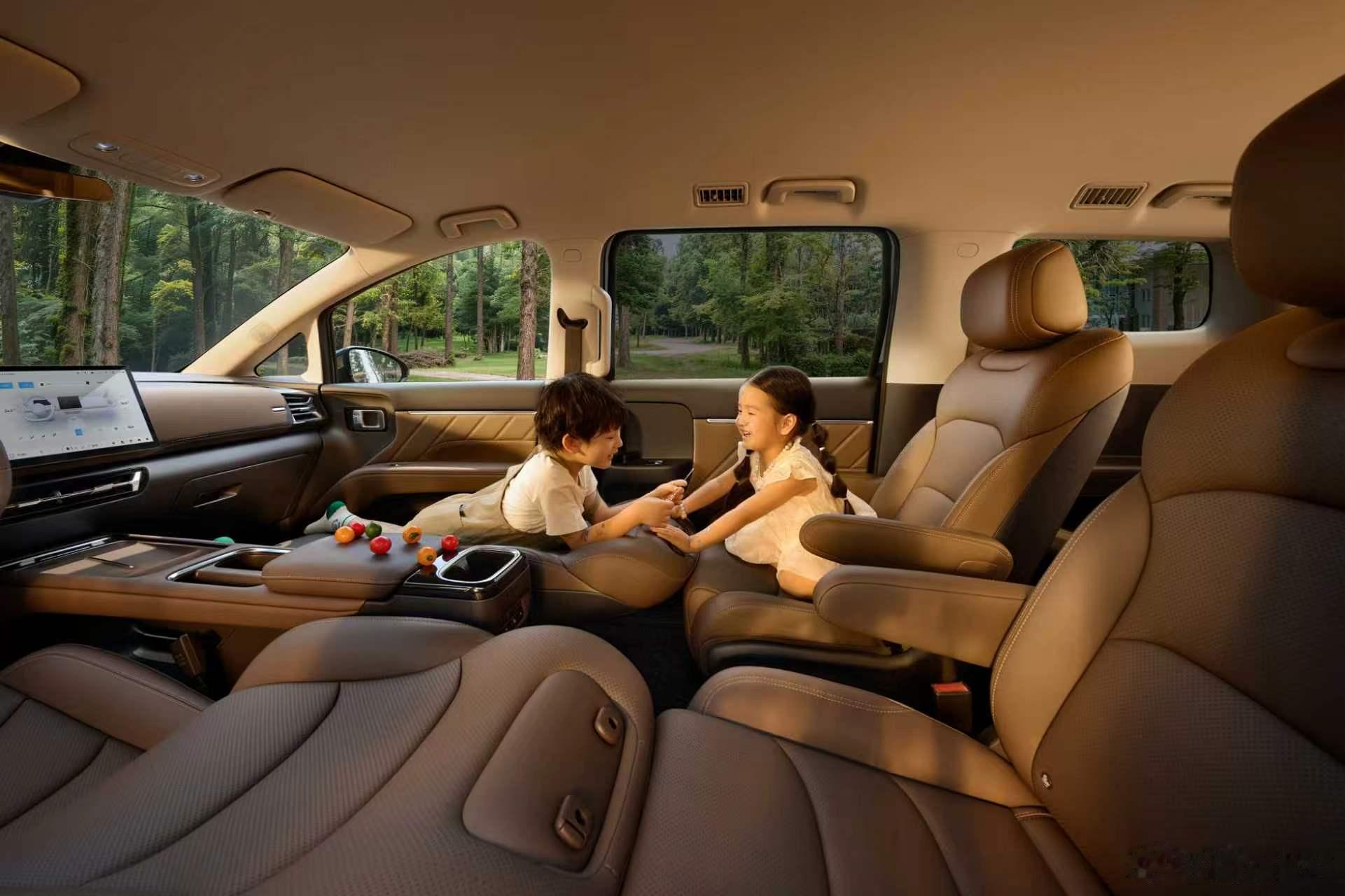 除了诱人的价格，五菱星光730尊享型主要做了7项升级，更注重实用和方便。全系都给