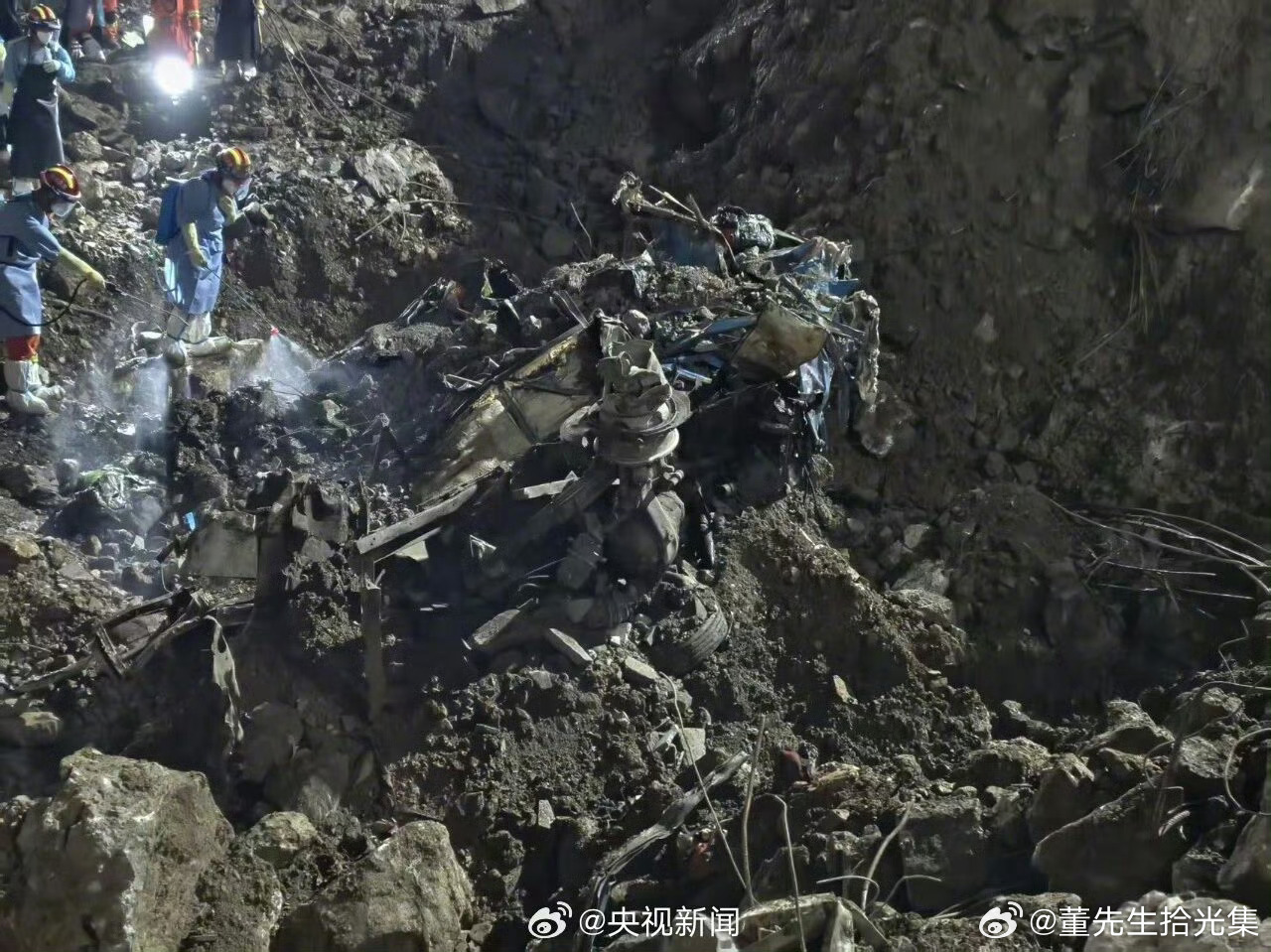 失联十天后，重庆彭水山体崩塌现场在7月26日深夜找到了被掩埋的客运中巴车残骸，更