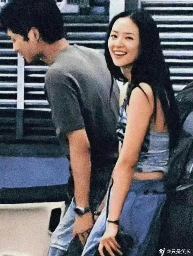 章子怡早期的照片古早时候的子怡姐确实很喜欢傻笑啊，但是确实非常灵动阳光自信灿烂！