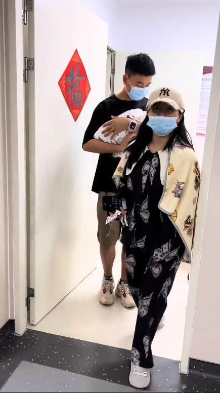 被杨幂调侃过“最喜欢谁”的王威，近日收获了二胎儿子，压力给到杨班长了。

有多少