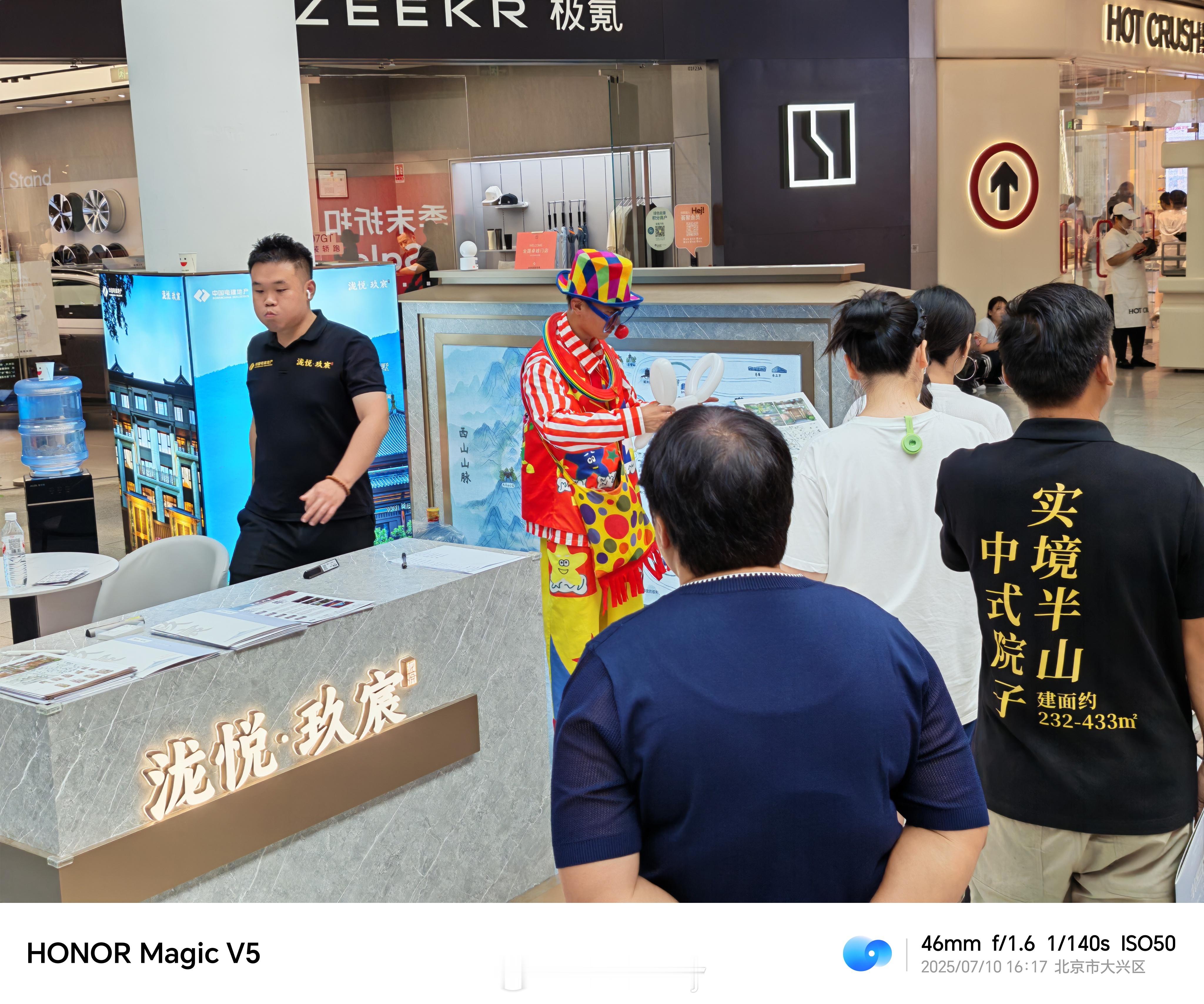 现在卖房真不容易，还要扮小丑。不过买新房的应该算是真爱了吧。[笑cry] ​​​