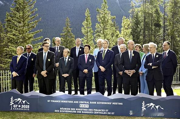特朗普的大棒正遭到国内外的激烈抵抗。
1.美国政府22日下令，禁止哈佛大学招收外