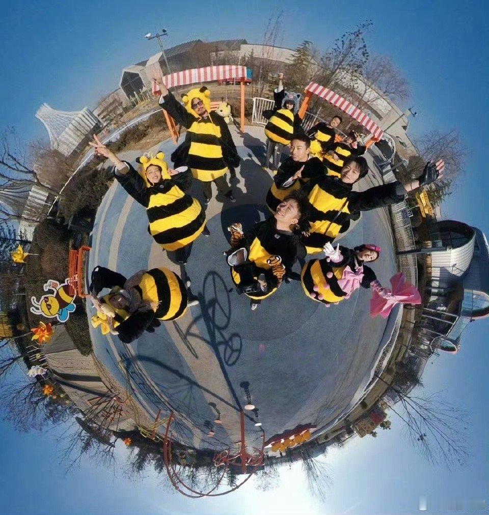 魏大勋拿捏住了唱跳ending精髓ending时大勋举起话筒把喘气声放大，哈哈哈