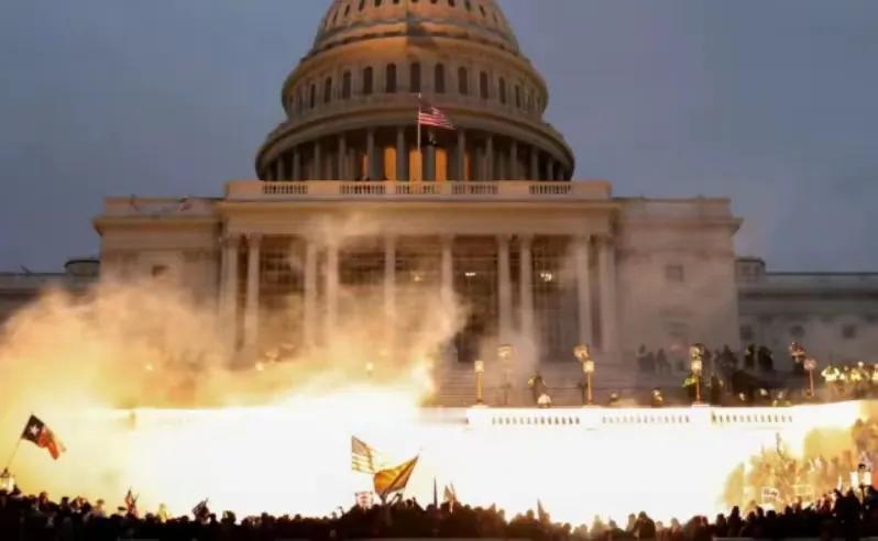 美国白宫官网开辟专题网页，对5年前的国会山骚乱翻案，定性为“和平抗议”，然后就是