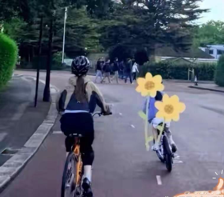 如今章泽天在国外陪读，三个孩子都在英国，32岁就拥有了顶配人生。 