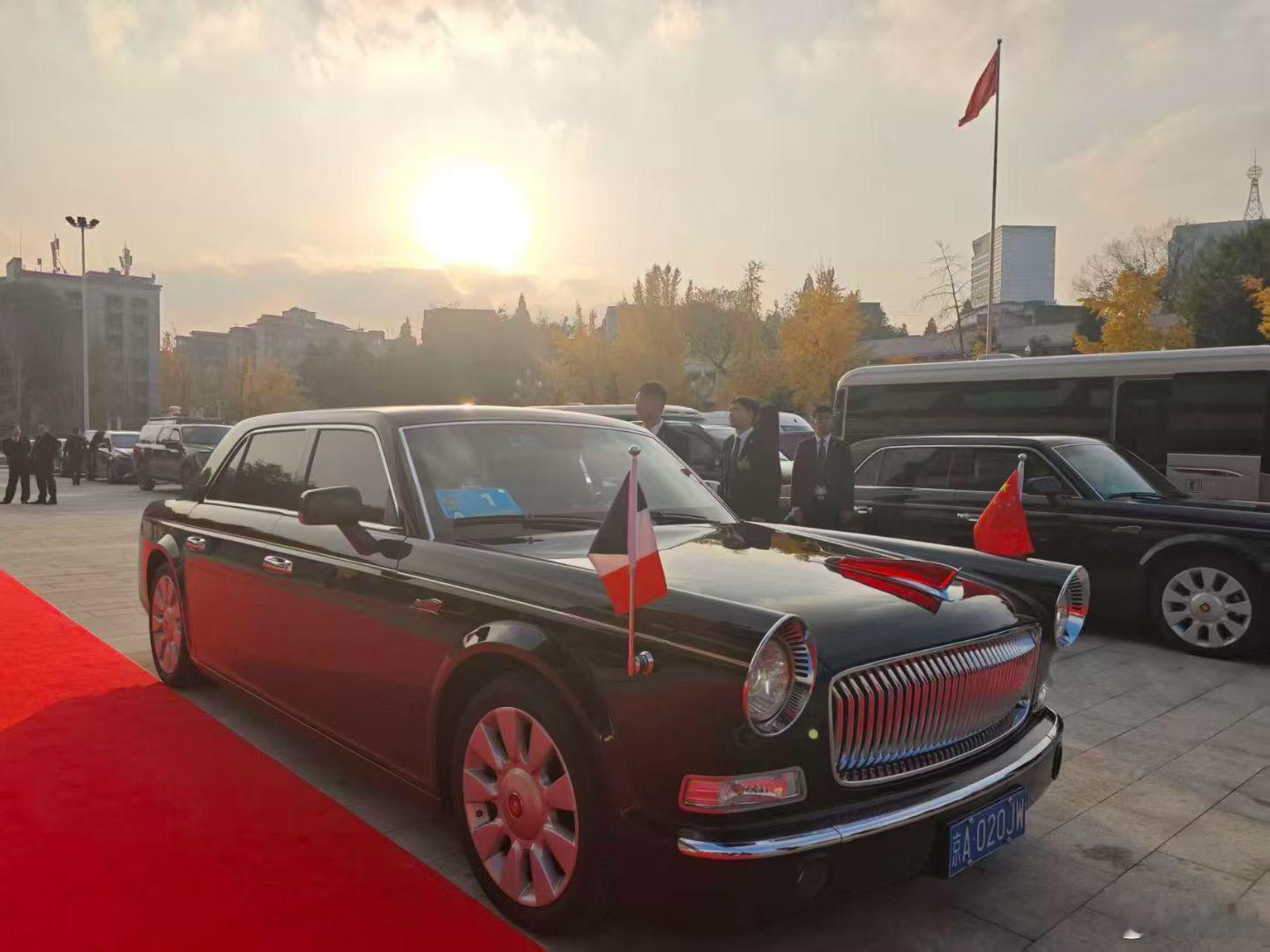 在成都红旗轿车引航。 