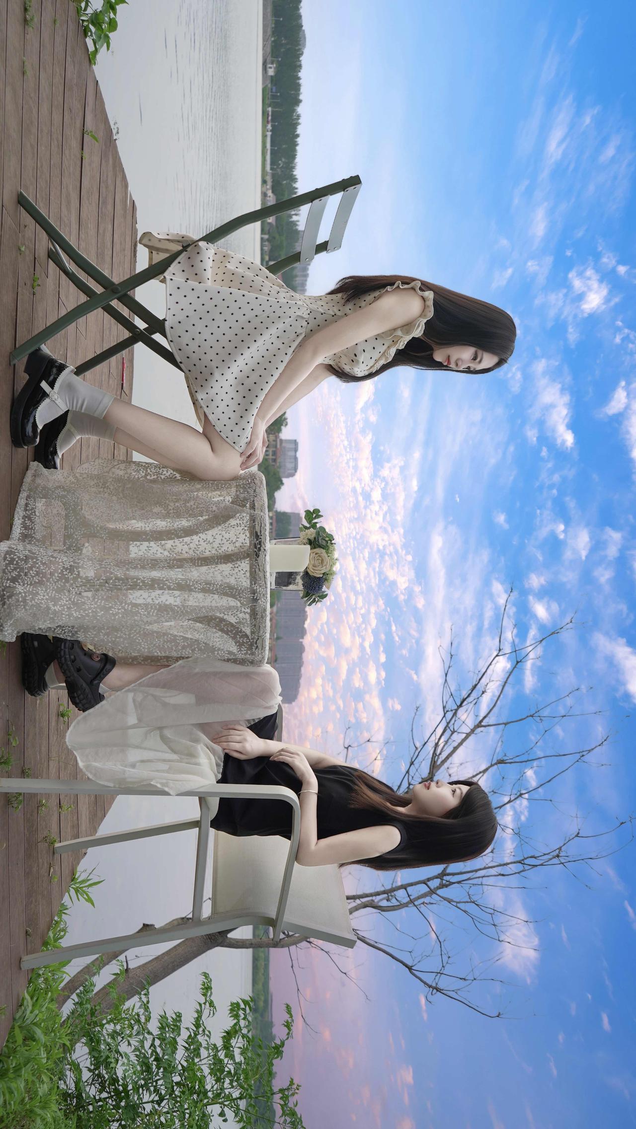 湖畔静坐，悠然自得，享受宁静时光。