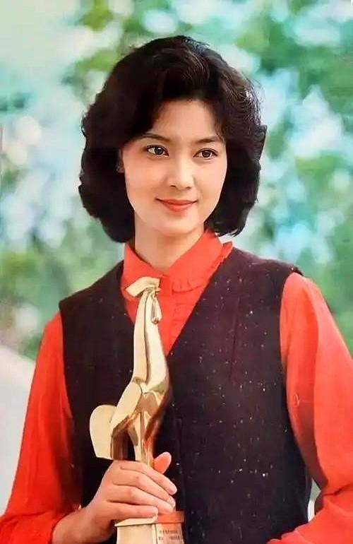 三封金鸡，潘虹仍是天花板。

没人追得上，但有人想弯道超车。

去年影后给了何赛