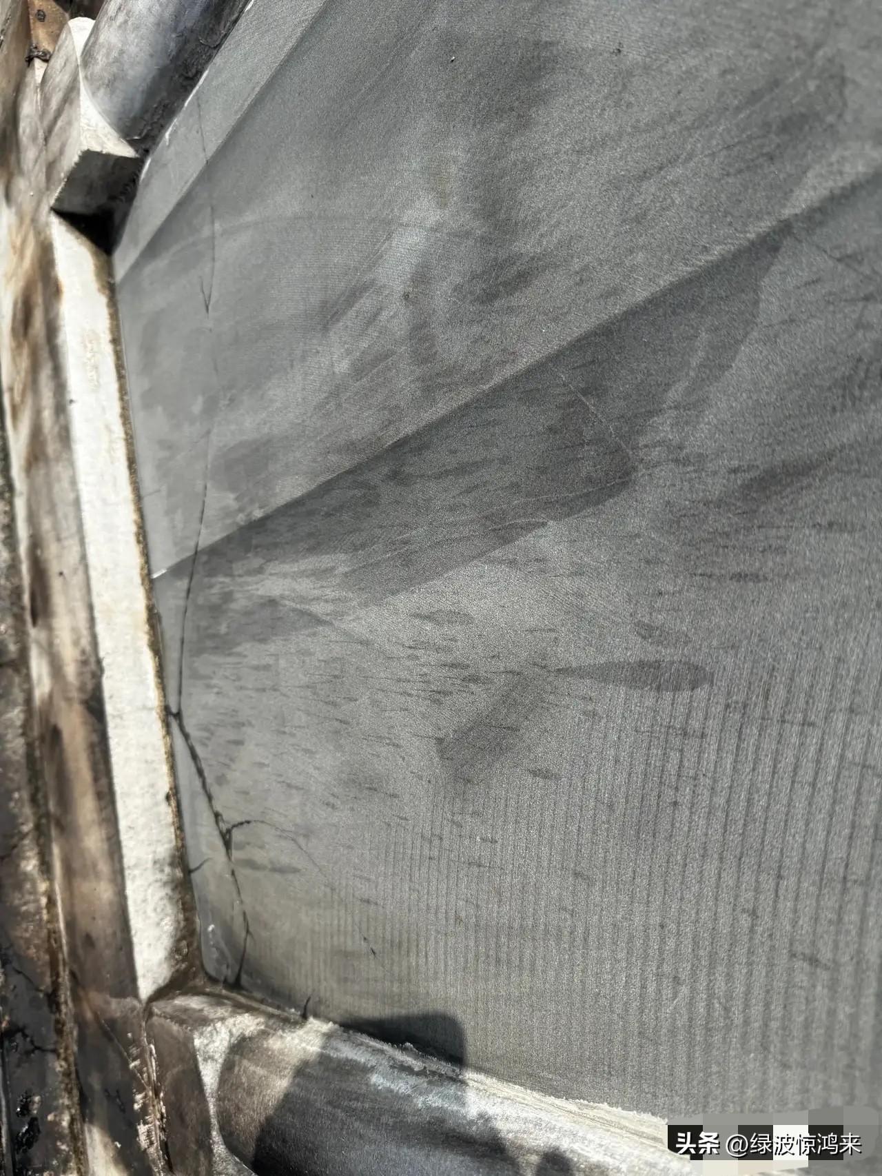 清明节快到了，可我心里还堵着一件事！

爸妈的墓碑，到底修不修？

事情是这样的