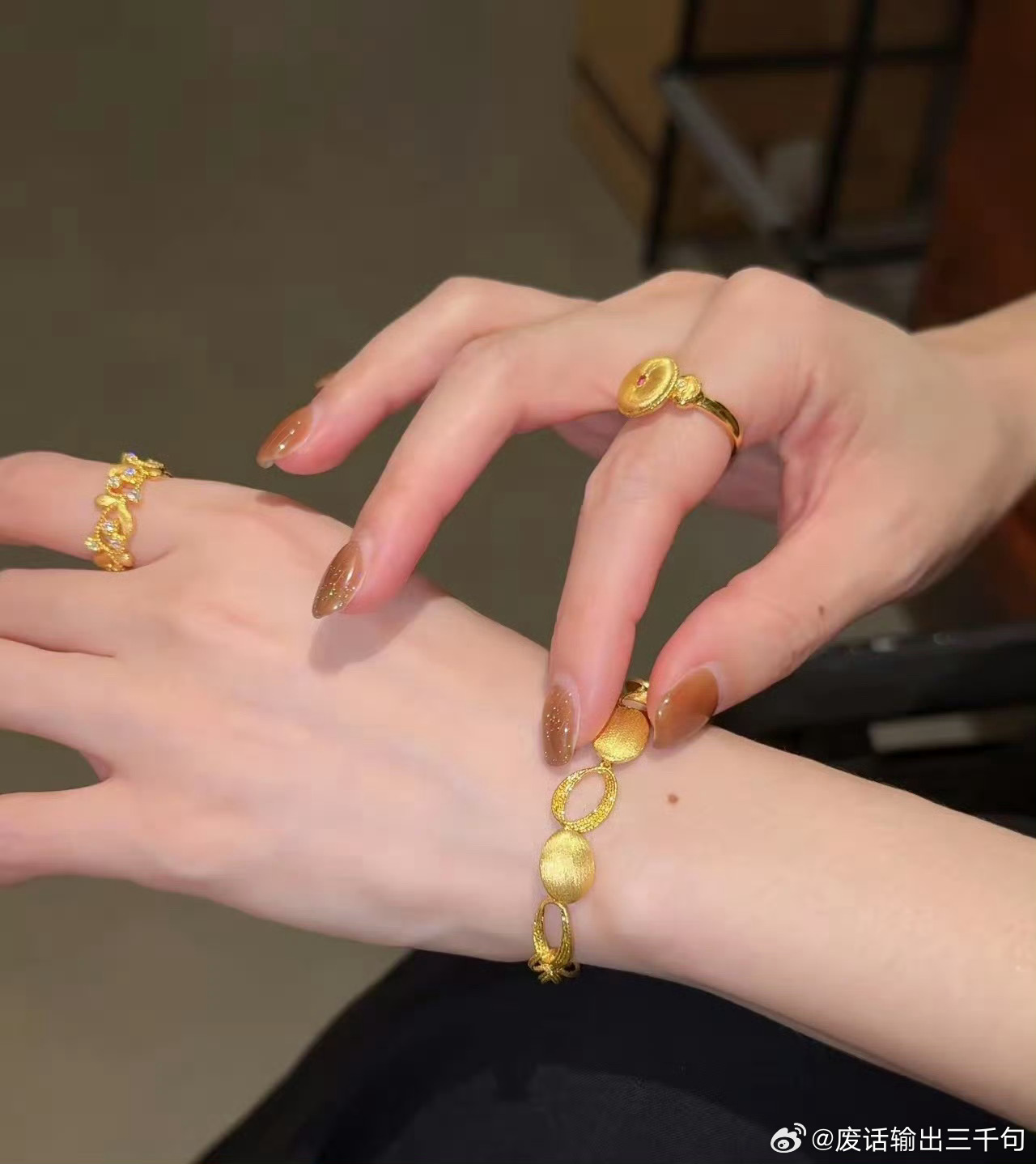 金价突然飙升但是金首饰没有跟着跌而跌📉反而跟着涨而📈只想买个金首饰而已啊