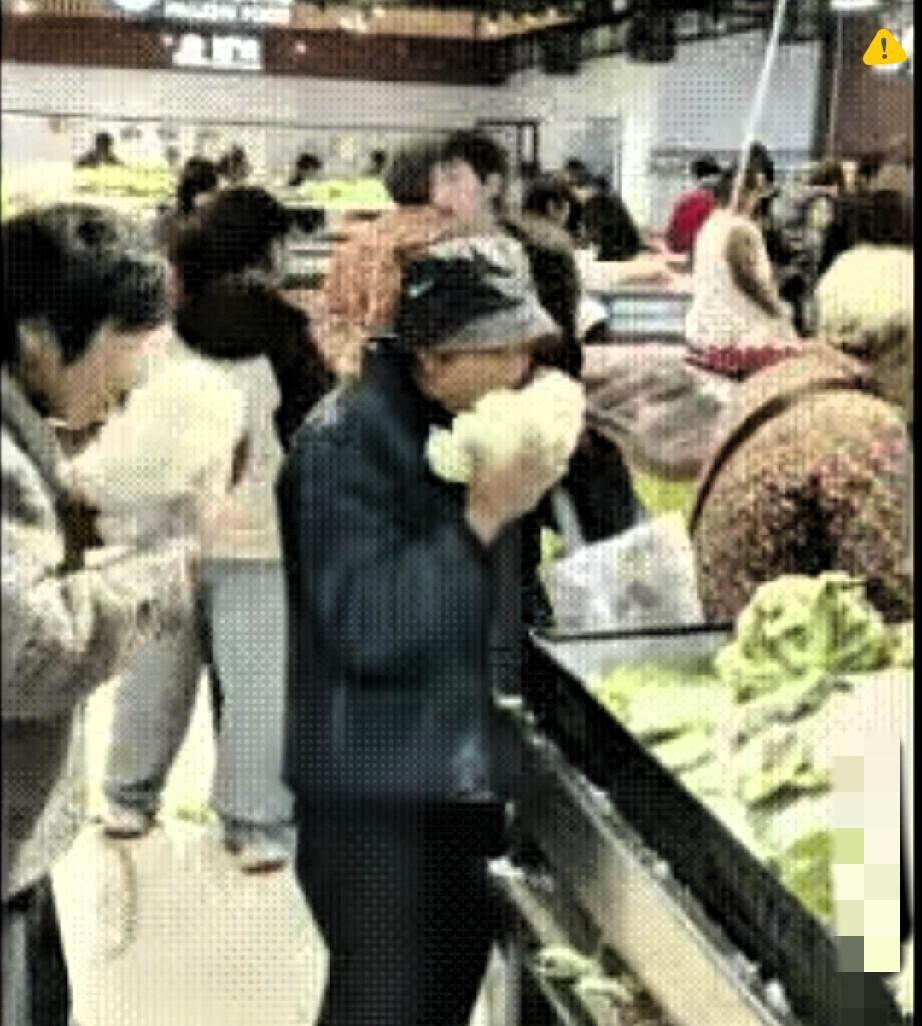 真的开眼了！
超市里一些大妈的操作，看完真让人五味杂陈。
 
手里攥着一朵菜花，