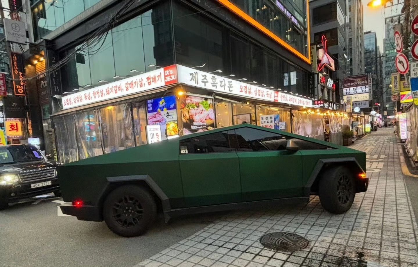 权志龙和平精英蟑螂车韩国街头偶遇权志龙的车，这绿色也太帅了吧！和和平精英里对蟑螂