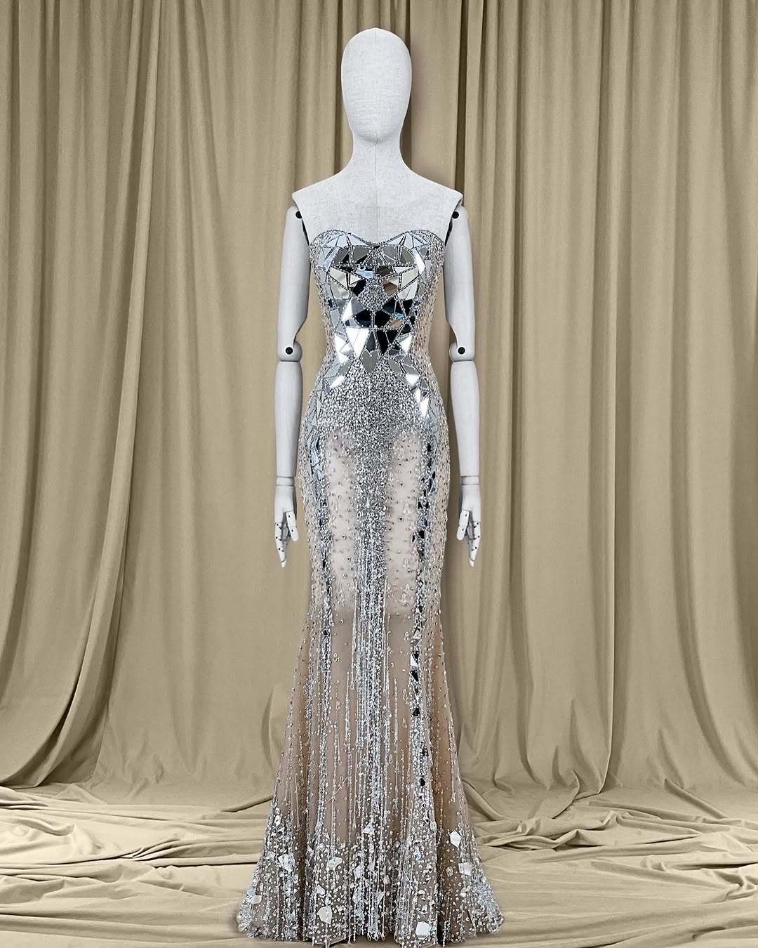 Zuhair Murad 为夏奇拉巡演做的特别定制礼服，350块镜面碎片和一万颗