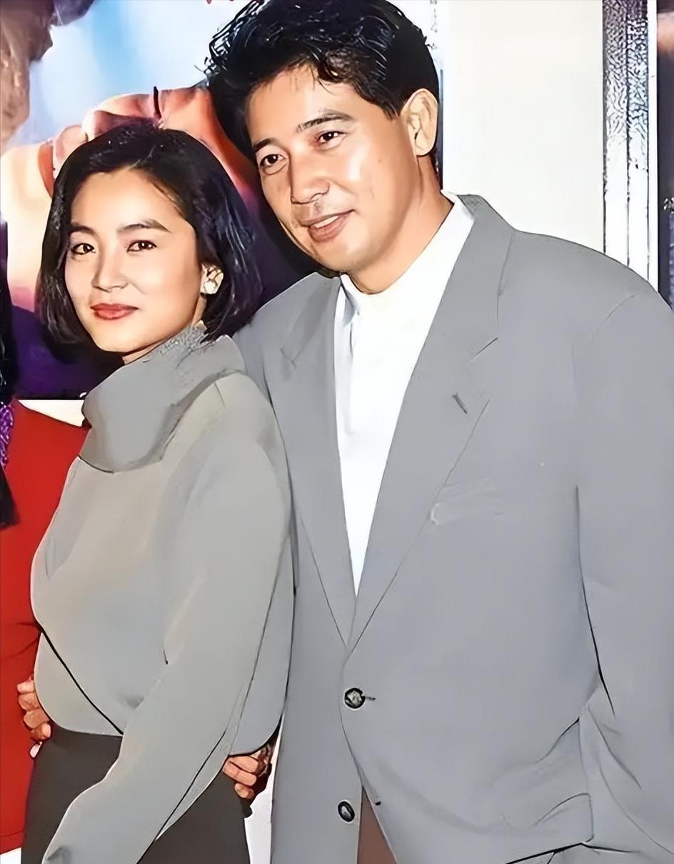 [微风]1973年，已婚的秦汉爱上了18岁的林青霞。他回家对大着肚子的妻子邵乔茵