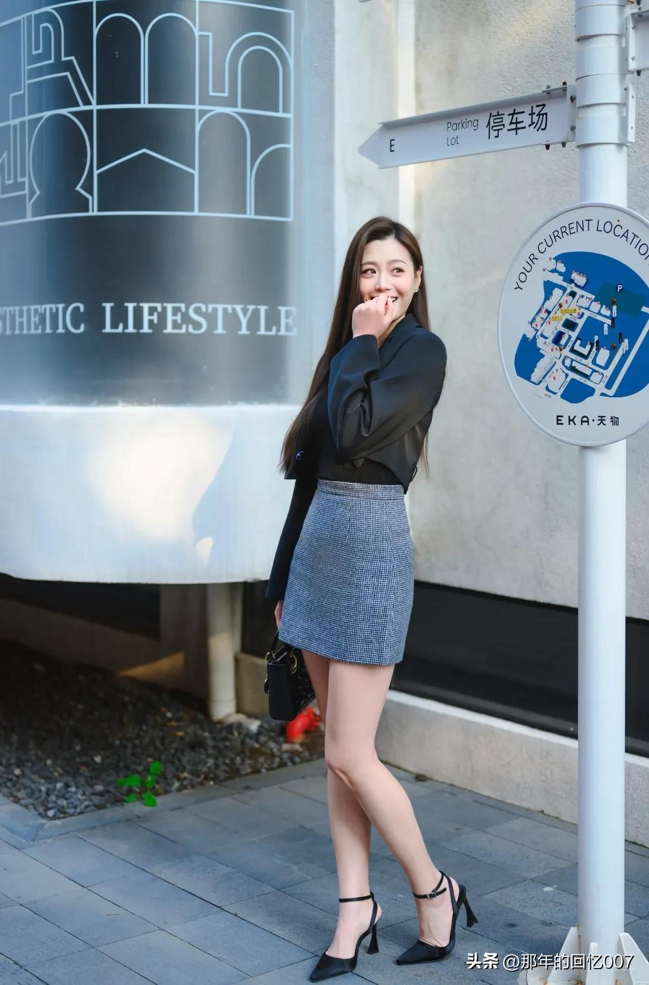 “笑语盈盈处，芳心暗许时”，这描述的就是爱情萌动的美好瞬间。就像青春校园里，女孩