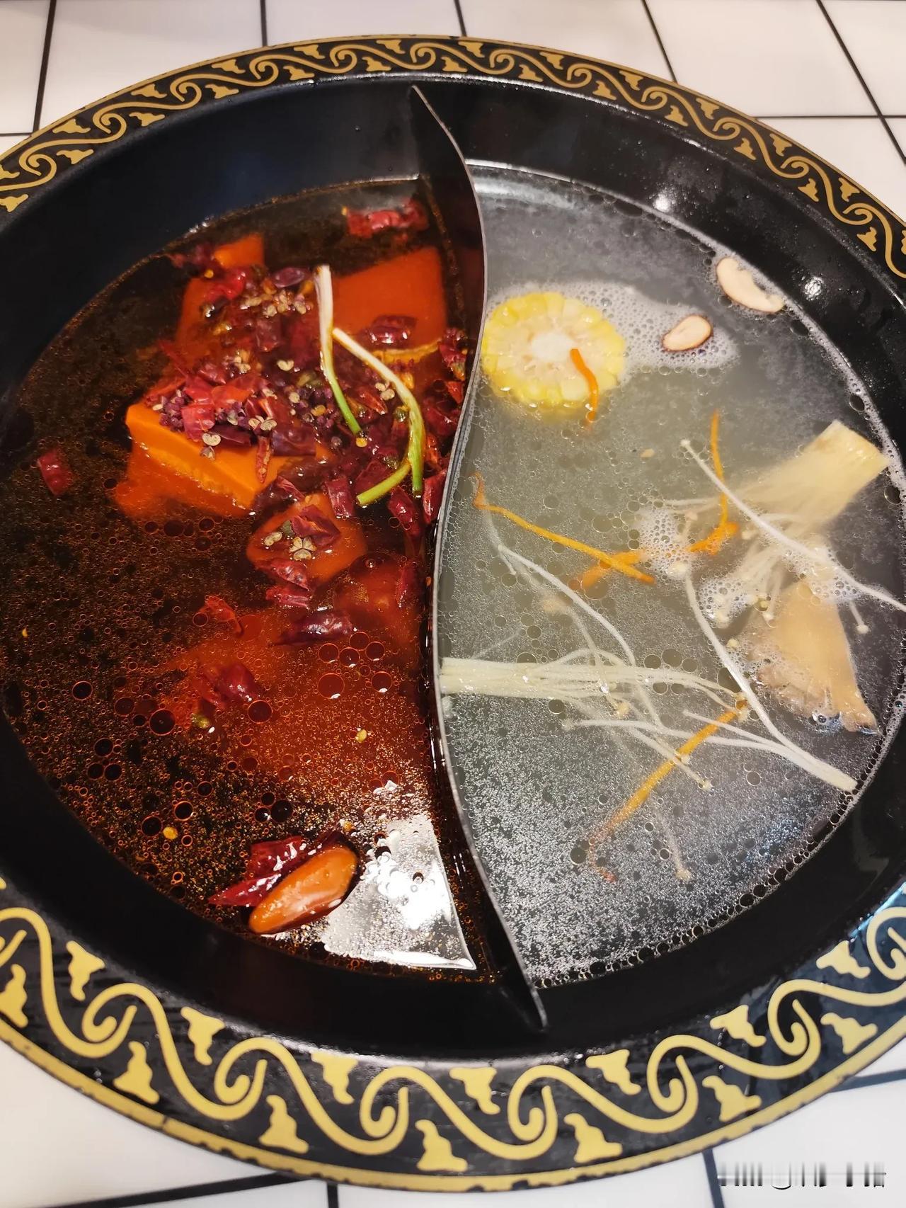 #秋日生活打卡季#晚上吃了一顿地道的成都火锅，果然名不虚传。鸳鸯锅确实百搭，受不