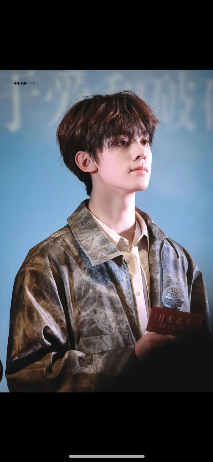 看呐，首位登陆的左航，作为少年养成的全能门面，在微博之夜舞台上光芒四射。他以绝对