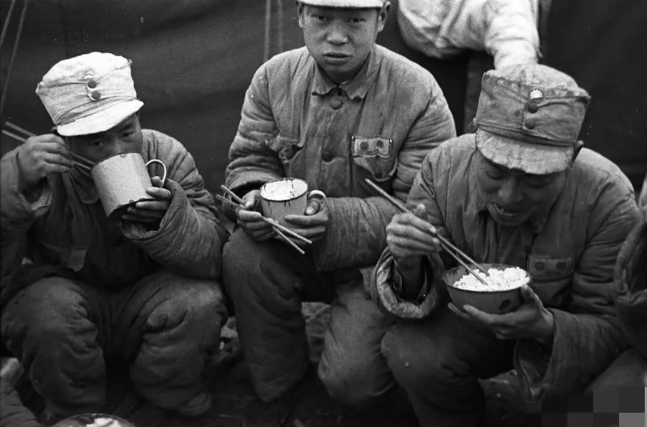 1949年，淮海战役中，国军士兵的镜头，目光茫然呆滞，伙食低劣

1949年，正