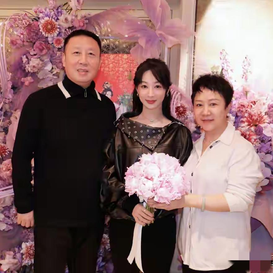 杨紫过生日，
最搞笑的是她爸爸，
一家人合照的时候，
腰背挺的那叫一个直，
真是