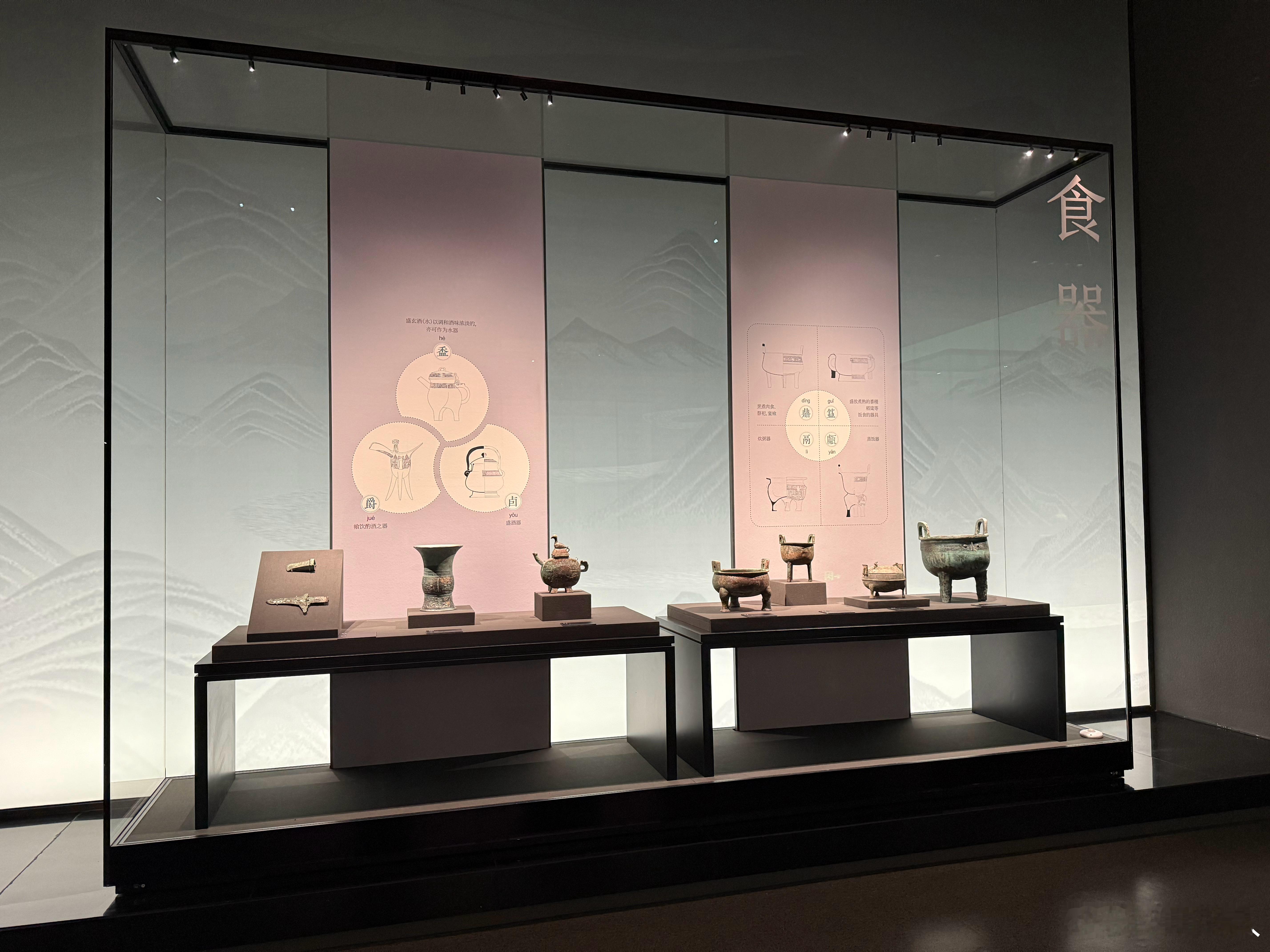 麟游九成宫博物馆今日开馆，馆内展陈效果非常好，但是在现场看到工作人员往展柜上贴了