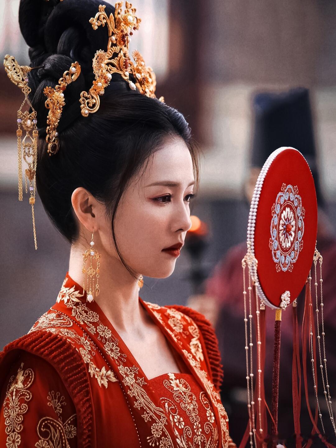 林依轮复刻白鹿周生如故红衣造型林依轮复刻白鹿漼时宜红衣造型周生如故大家都看了吧，