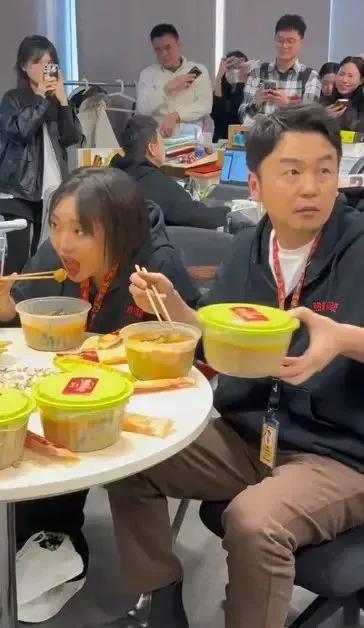 原来明星加班也是吃盒饭啊，李雪琴张着大嘴炫饭，雷佳音吃着碗里的，拿着盆里的，看着