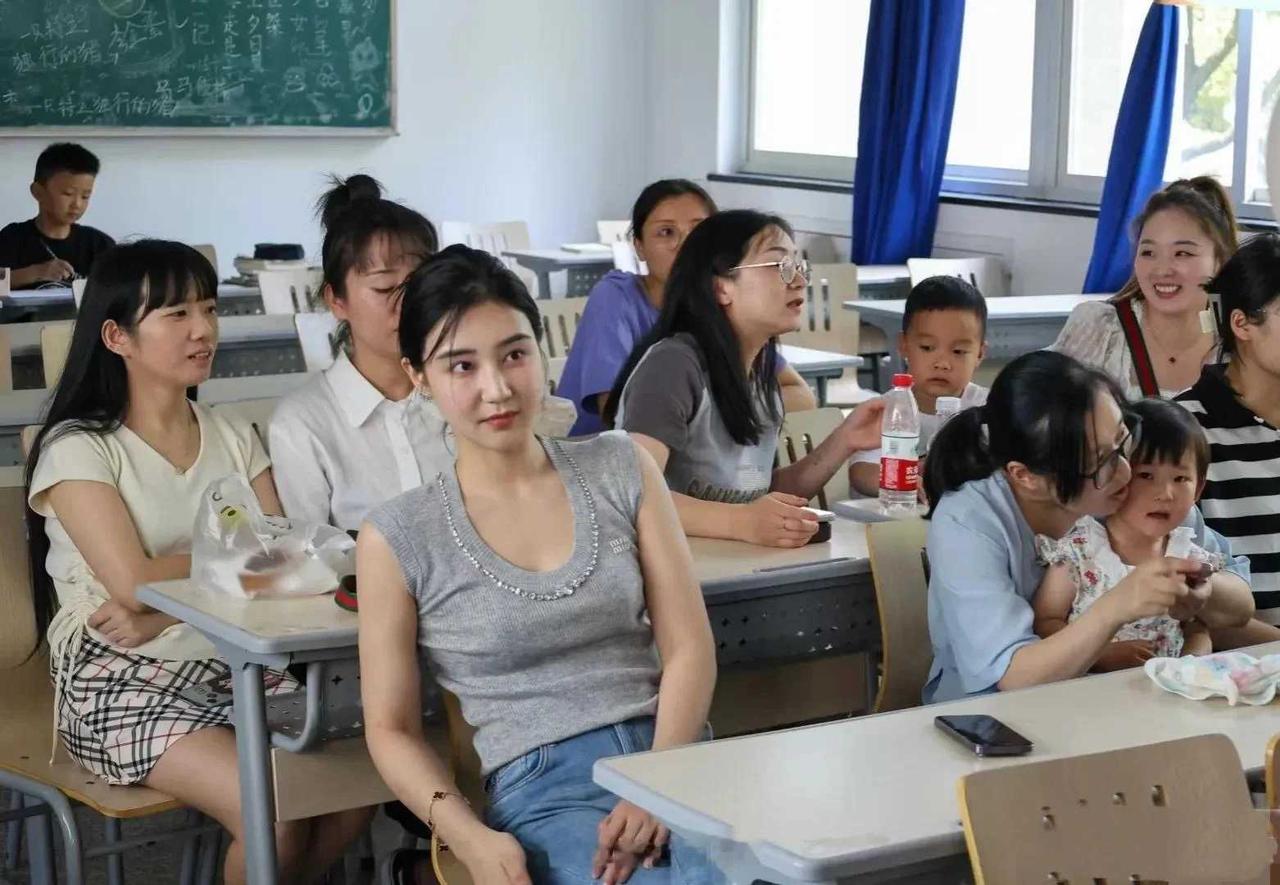 这表情一看就知道是有故事的人，曾经的班花，在人群里格外的惹眼。