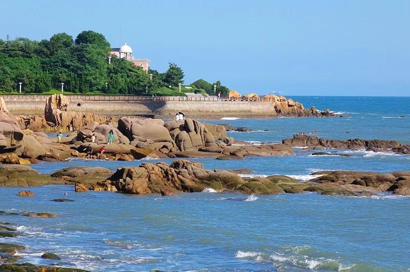 山东青岛：天空湛蓝如洗
山东青岛出现高颜值“水晶天”，湛蓝天空如洗，清爽秋风拂面