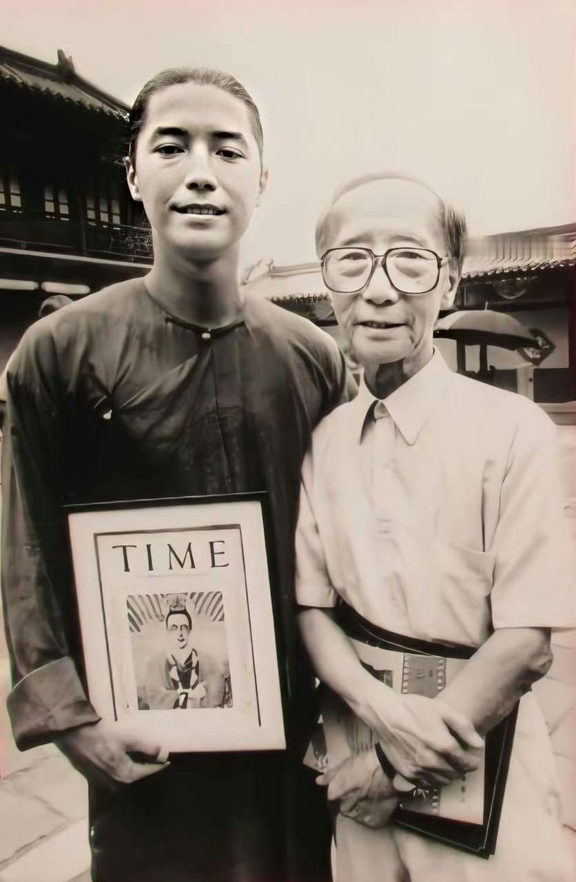 1986年北京《末代皇帝》拍摄片场，画面里，左边是溥仪的扮演者尊龙，右侧是溥仪的