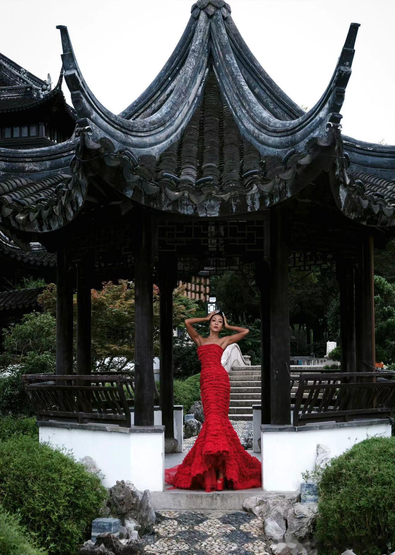 #吉克隽逸红色婚纱##吉克隽逸中式红玫瑰# 吉克隽逸的GLASS盛典造型，红色婚