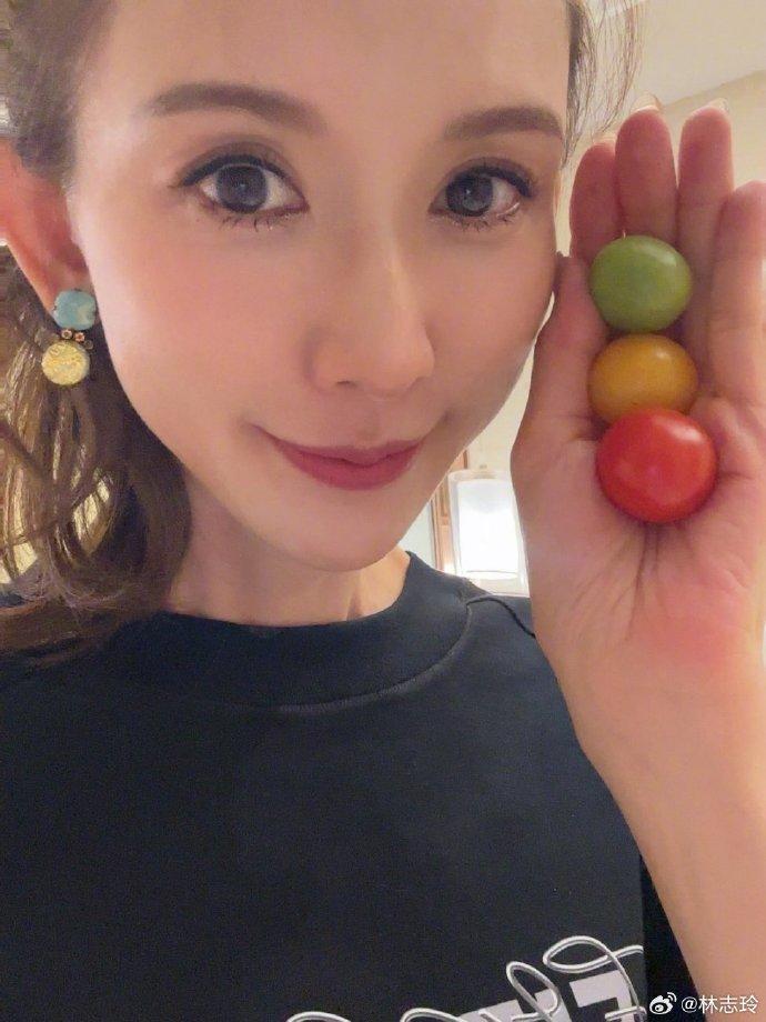 【#蔡依林晚上9点半就睡觉#，#林志玲很难按蔡依林标准时间就寝#】8月27日，5