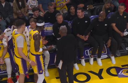 雷迪克在湖人已经彻底失控了

东契奇和里夫斯赛季报销对湖人队打击非常大，恰恰此时