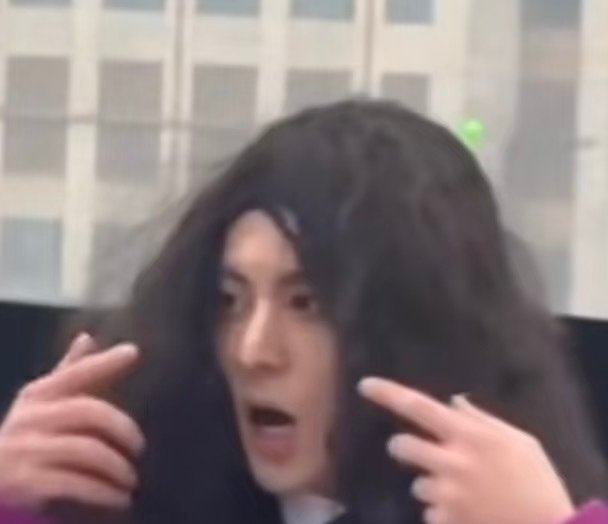 你跟我说这是王鹤棣 紫衣大波浪直接把人看愣！这造型谁能联想到棣棣，火速拨开头发帘