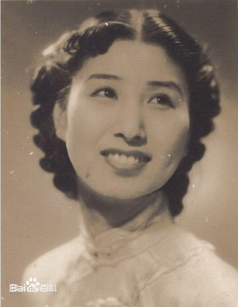 1940年，郑苹如被捕，两个特务把她带到小树林执行枪决，正要开枪时，郑苹如却提了