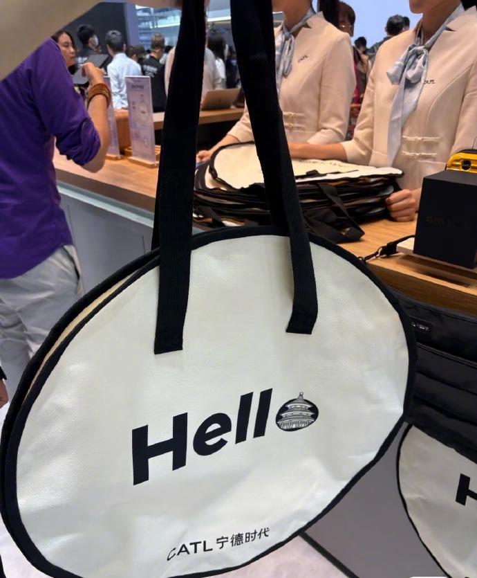 北京车展薅羊毛，其实是另一种“参与感”
逛了一天，脚底板都快废了，但拎着满满一袋