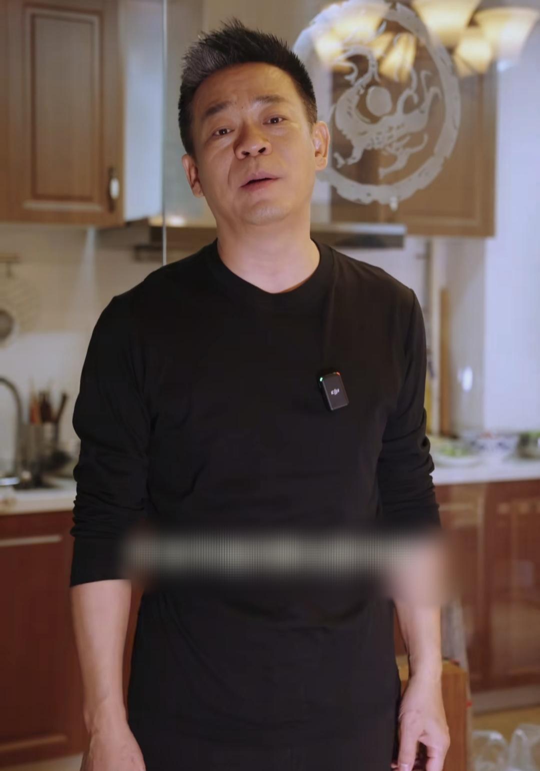 57岁孙浩回家探望父母，家中装修雅致温馨，孙浩母亲状态年轻！
12月30号，久未