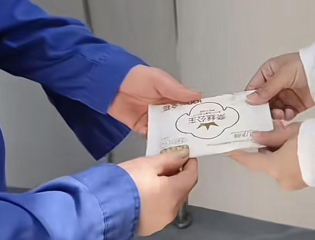 不愧是遥遥领先的杭州，现在公厕都可以免费提供应急卫生巾了！
根据媒体所披露的消息
