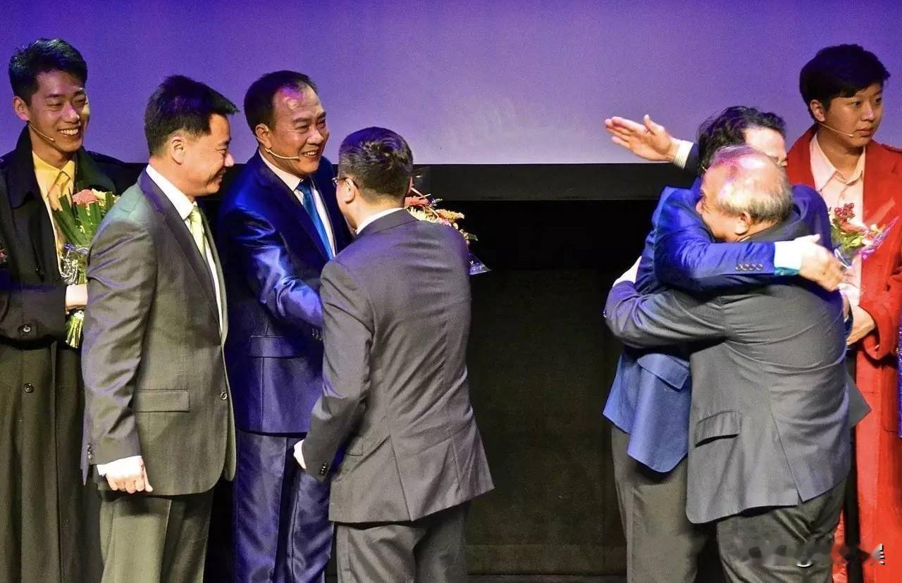 这张照片摄于相声艺术家姜昆在荷兰进行世界巡演时的谢幕合影现场

我一眼就认出了喜
