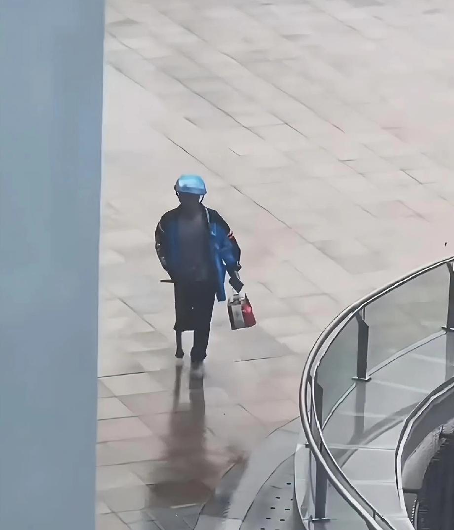 谁看了这张图片都会沉默！
今天看见这张图片可太震撼了！
是什么支撑起这个腿脚不便