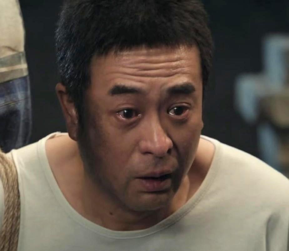 张嘉益哭了，剧组喊卡，他扶着脖子瘫在椅子上，二十分钟没起来。

旁边一天赶几场戏
