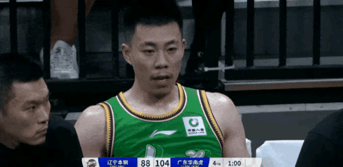 兵不厌诈！杜锋太狡猾，杨鸣斗智完败，但有王牌没出！半决赛G2突然变阵，雪藏沃特斯