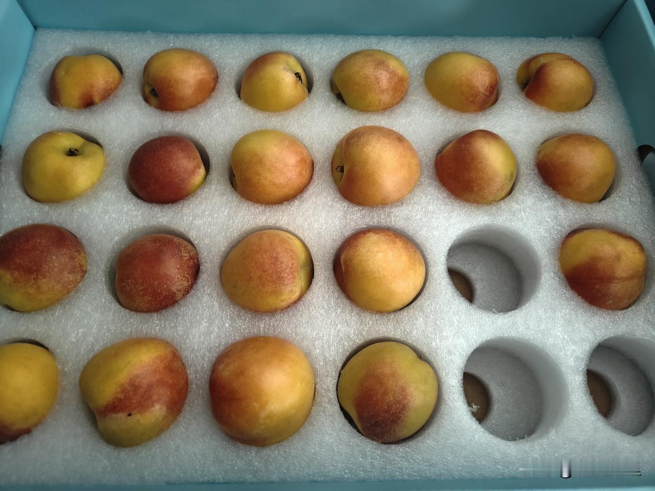 桃子都能包装成吃不起的样子了[捂脸]
临沂一个产桃大市区，基本各个县区都有大量的