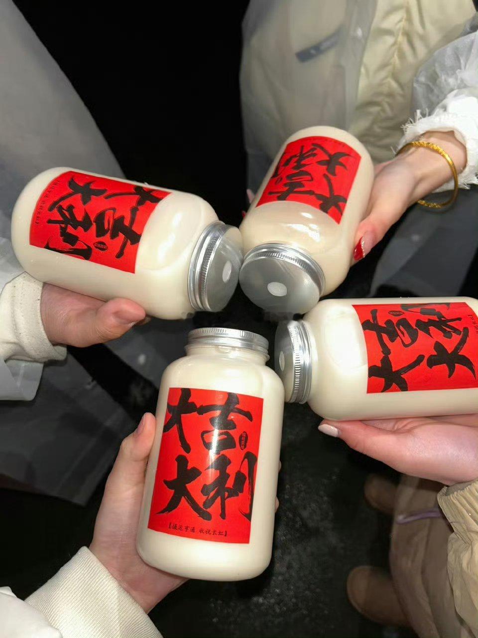 虞书欣因为怕粉丝淋雨，不光搭建了棚子，还准备了热奶茶。好贴心啊 