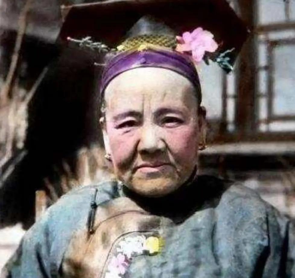 前阵子，听一位相声界的老艺人说了这么一件事儿。哏儿着哩。
说是还有皇帝的年月，有