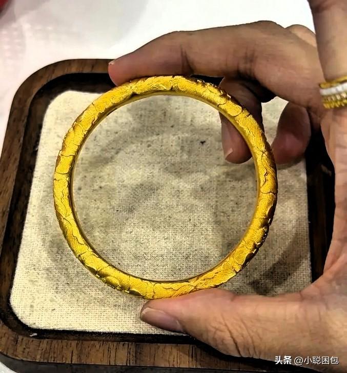 昨天刚买黄金的人，
今天估计得吃降压药了。
7月15号金价跌到877一克，前一日