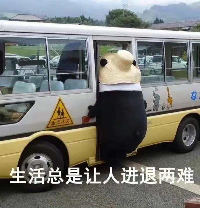 前几天下雨骑电动车回家，太饿为了吃面包，走了弯曲不好走的路，回家裙子边缘湿漉漉的
