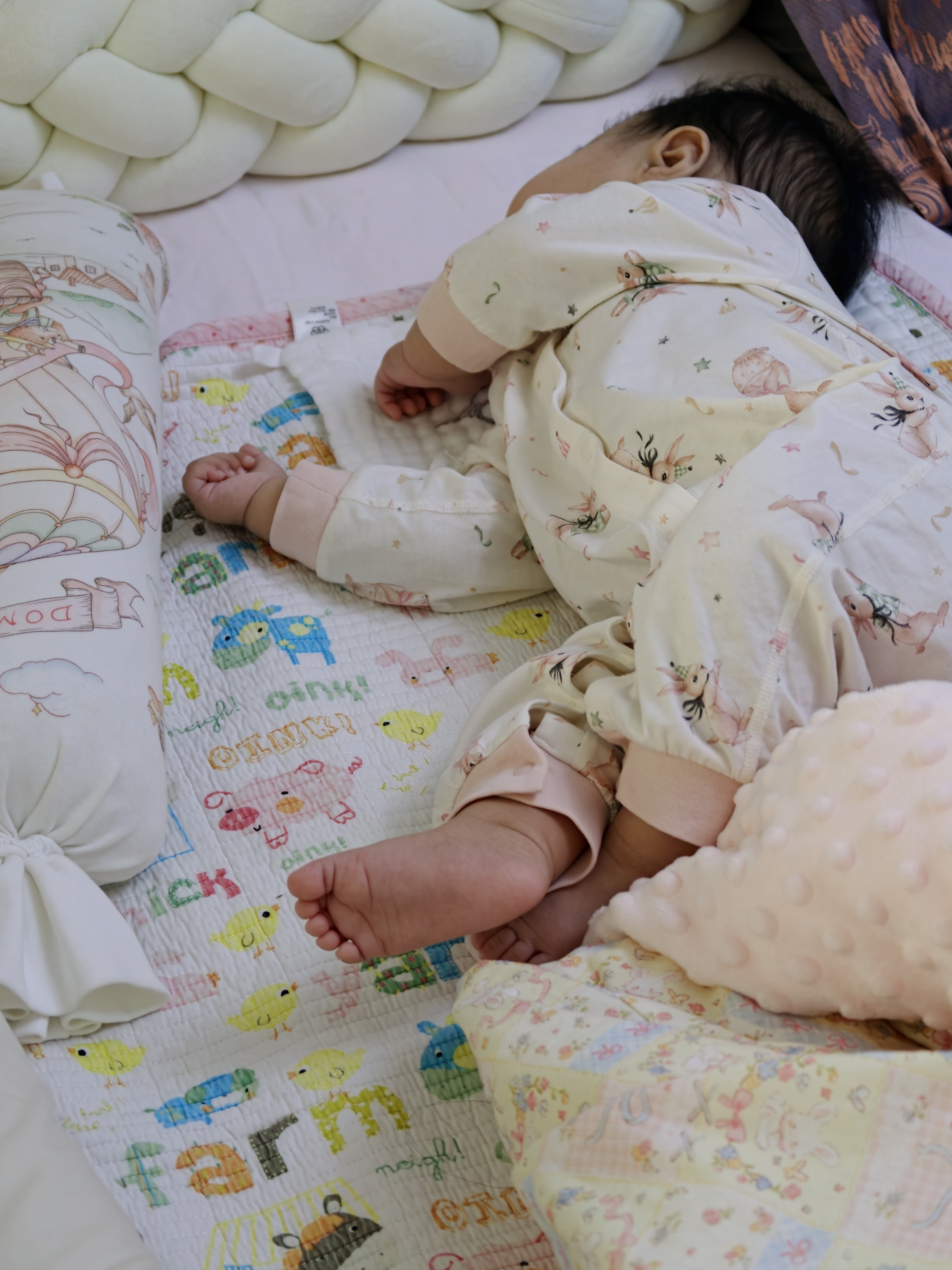 又到了给小牙打针的日子。每天这点都醒了，今天睡得呼哈的。有逃避打针的嫌疑