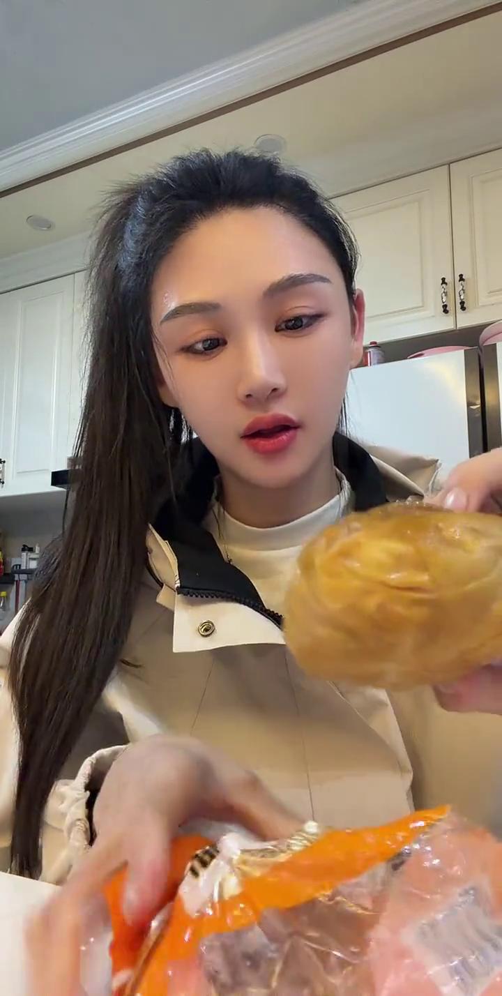 葱香素微波炉又定大了，定大了这个皮就干巴了。咸香豆味浓，葱香都挺脆的。